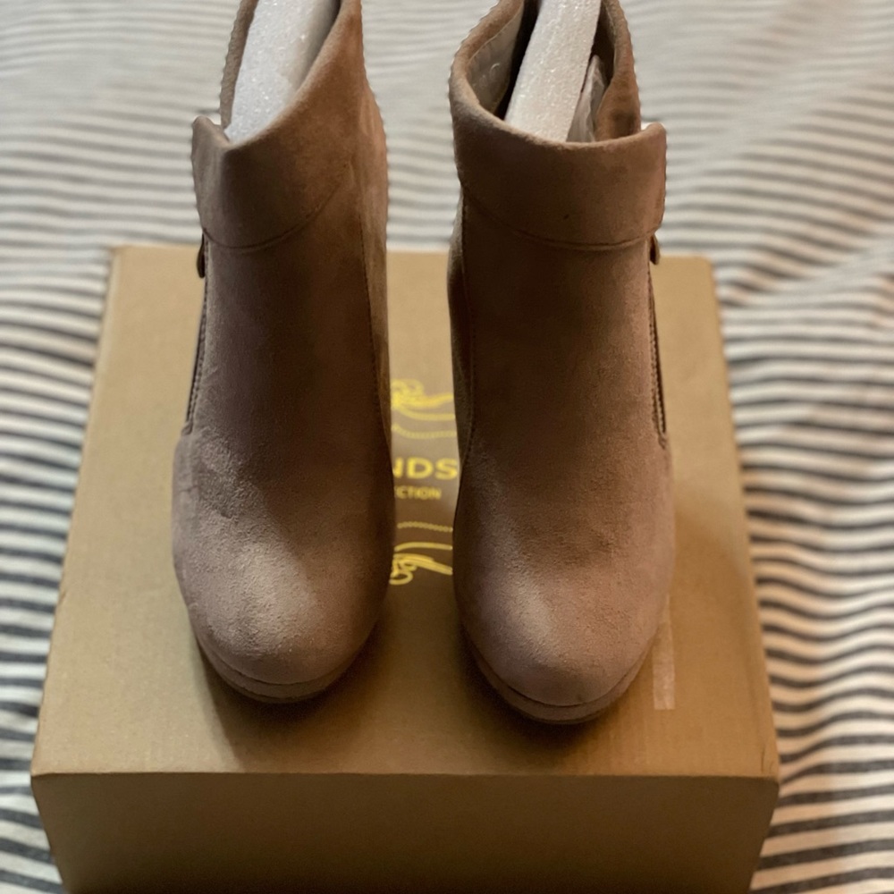 Brand new in box. Trends. Size US 6.5 women. - Picture 7 of 15